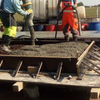 5. 11.09.2019 - Zaroby próbne w Raciążu, układanie mieszanki betonowej płyty testowej